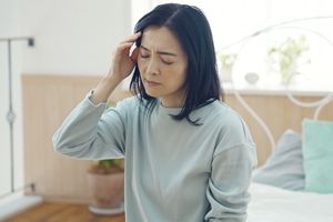 頭痛の意外な原因を東洋医学の視点から解説。水の飲みすぎで頭が重だるくなる