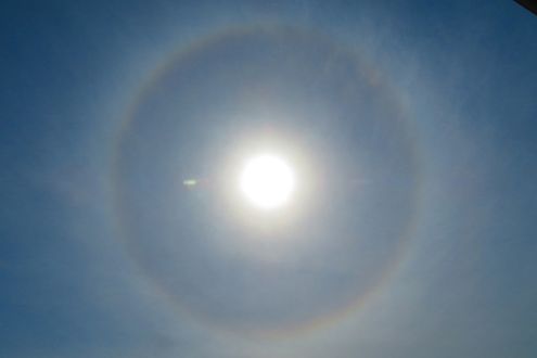 「太陽に光の輪がかかると雨」は本当？　巻層雲が広がる空で見られる現象