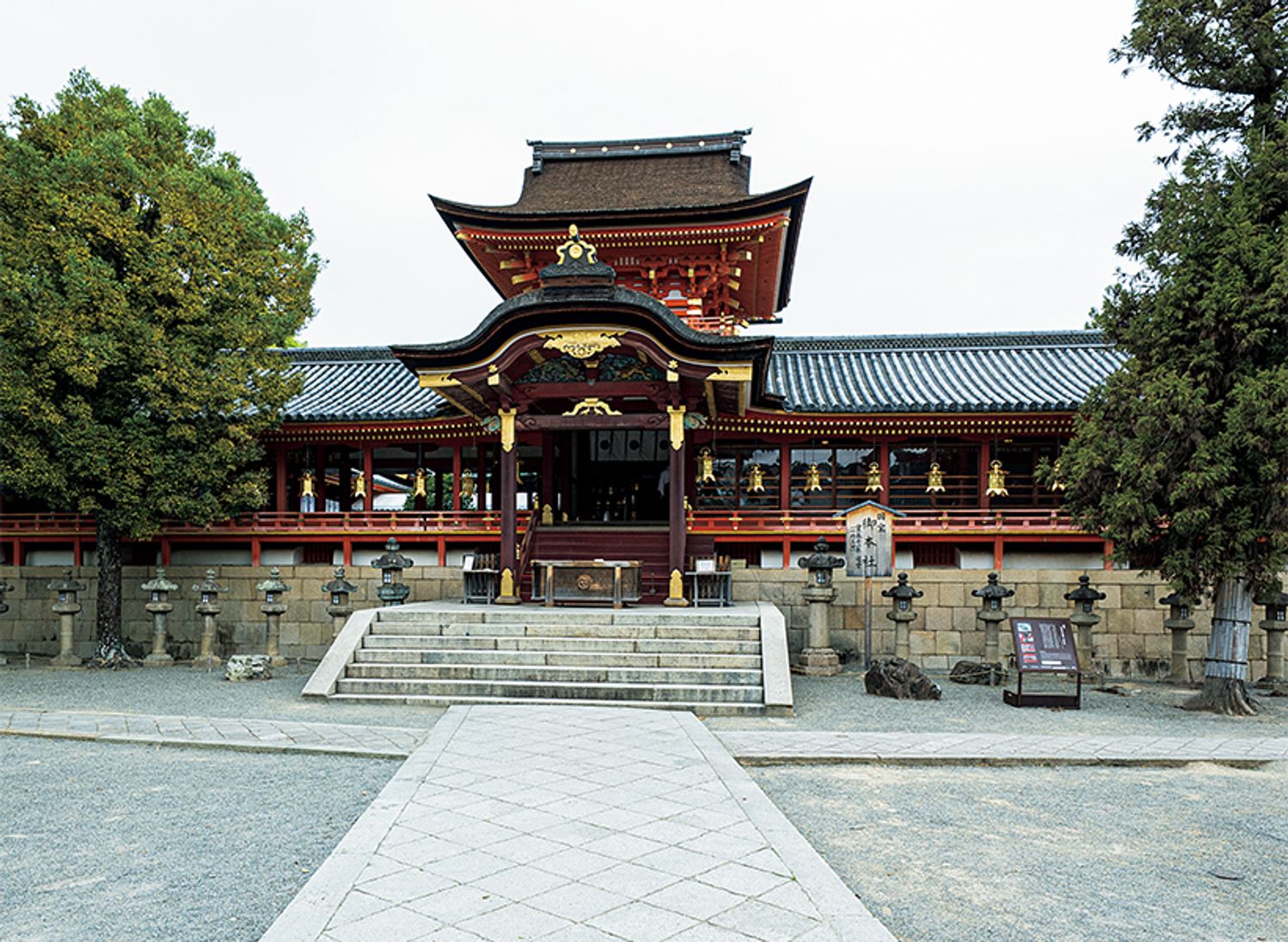 【7】「八不思議」の一つ、斜めを向く御社殿