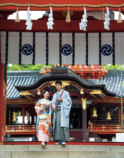 【14】約2年に及ぶ檜皮屋根の修理が終了し、2024年12月にお目見えした南総門にて。八幡御神弓矢は破魔矢の原型説もある。