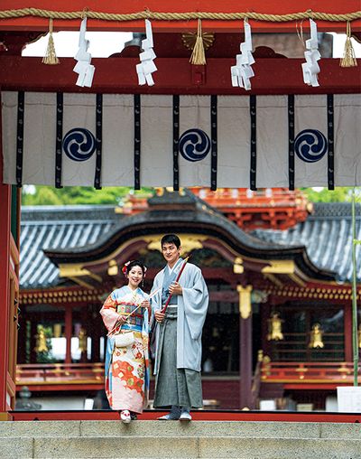 【11】約2年に及ぶ檜皮屋根の修理が終了し、2024年12月にお目見えした南総門にて。八幡御神弓矢は破魔矢の原型説もある。