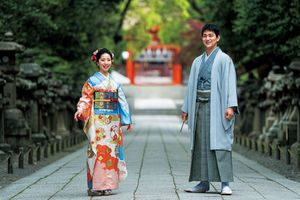 晴れ着姿で、石清水八幡宮へお詣りに。フィギュアスケーター 三浦璃来選手＆木原龍一選手