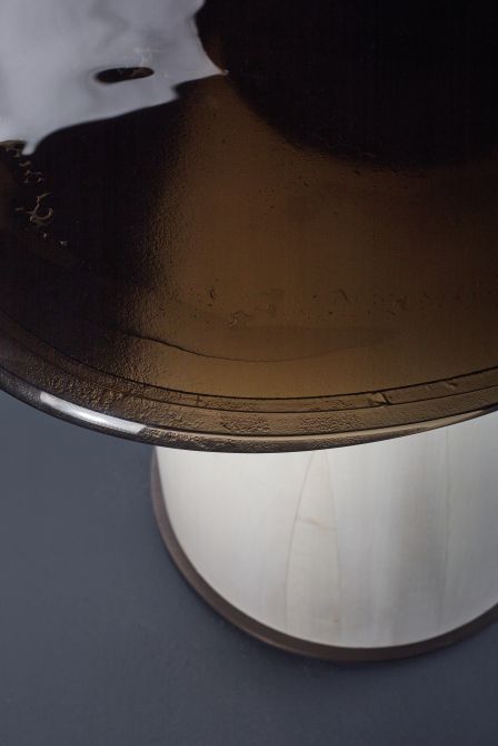 段違いに重ねられた薄いガラス板。不規則とも思えるシルエットが絶妙に重ねられ、作品に奥行きを生み出す。