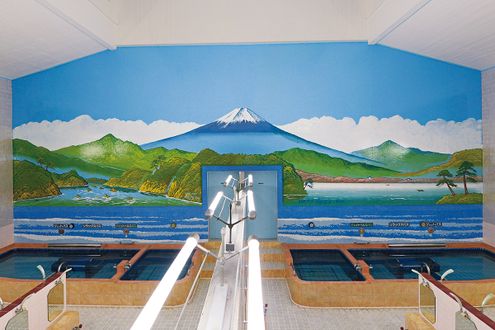 海外からもオファーが舞い込む80歳の銭湯絵師。富士を描く現場に密着しました