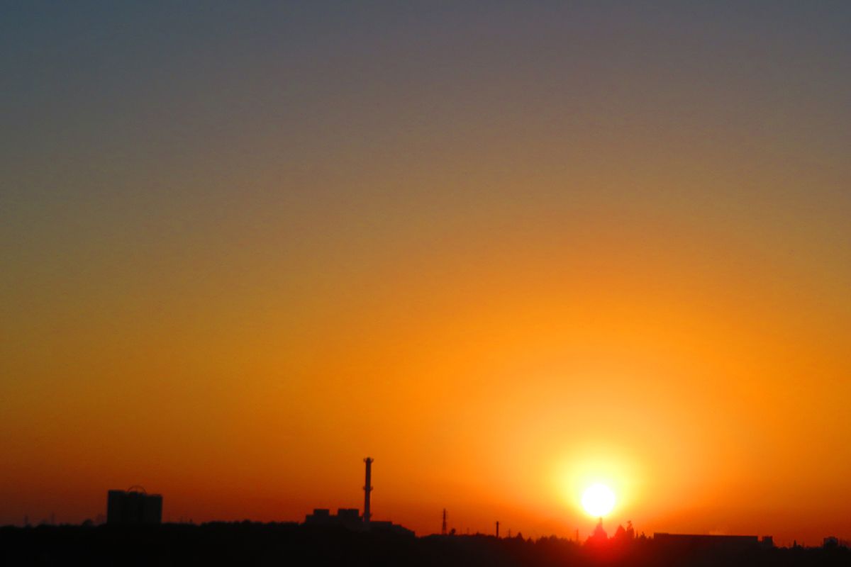 空が黄金色に輝く「ゴールデンアワー」。昼と夜の境目に見られる美しい光景