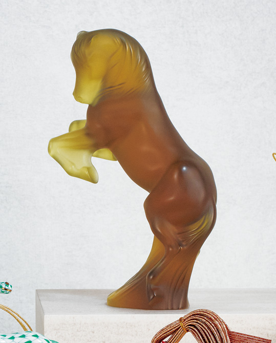 馬は成功や飛躍のシンボル！2026年の幸運を願って贈りたい「午