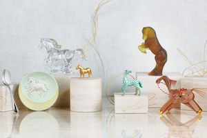 馬は成功や飛躍のシンボル！2026年の幸運を願って贈りたい「午」モチーフの品