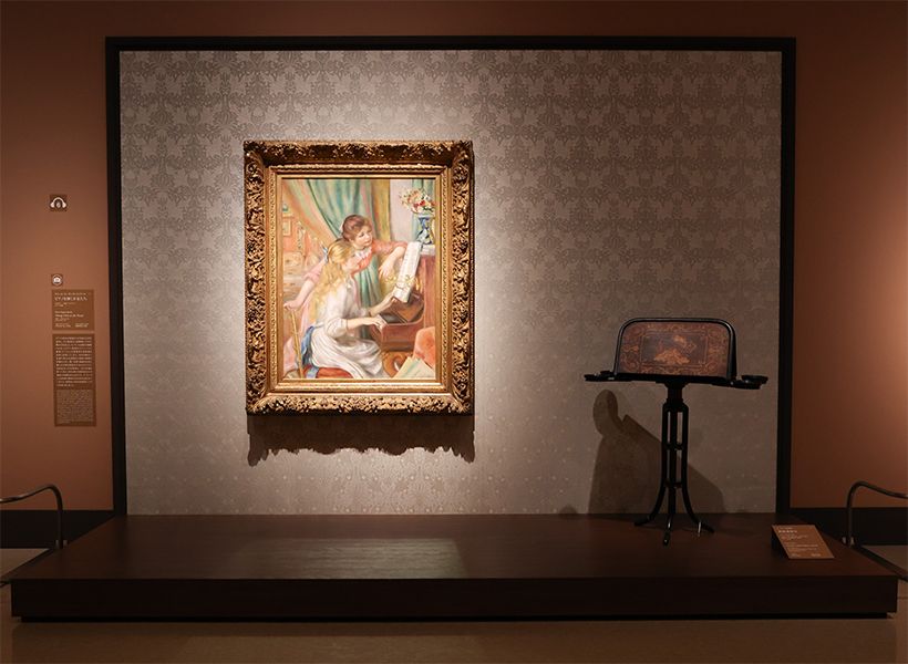  ドイツのトーネット社製の当時の譜面台と共に。その他にもマネ、ドガ、カイユボットが描いたピアノを演奏する場面の作品が並んでいます