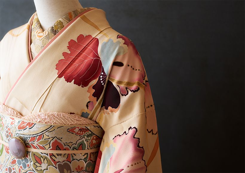 本書に登場するきものや帯、小物はユリアさんの私物。現代作家のものから貴重なアンティークまで、多彩なワードローブは必見。