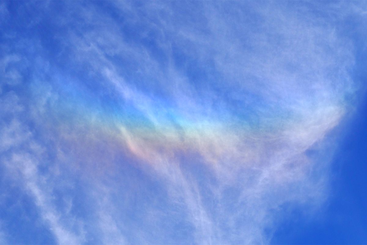 空が微笑んでいるような「逆さ虹」。見つけやすい絶好のタイミングは？