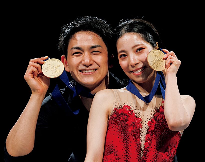 世界選手権2025にて優勝。金メダルを手に笑顔のお二人。