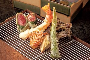 ワインとのペアリングを楽しむ、日本橋天ぷら ふじなみ。熟練の技をコースで