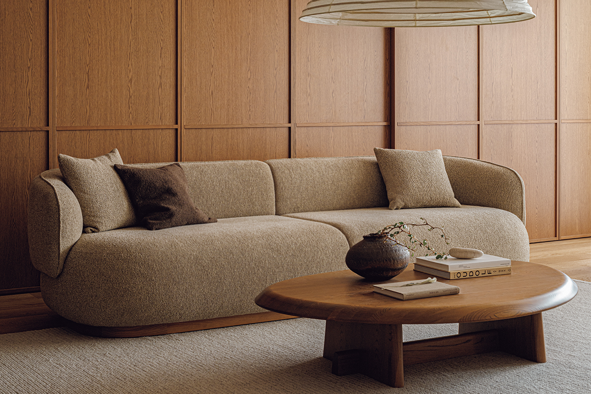 リビングの主役になるカリモク ケースのソファ「A-S02」。彫刻作品の