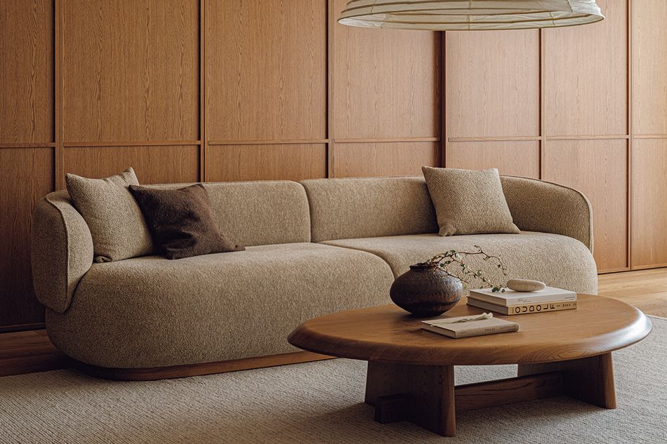 リビングの主役になるカリモク ケースのソファ「A-S02」。彫刻作品のような存在感