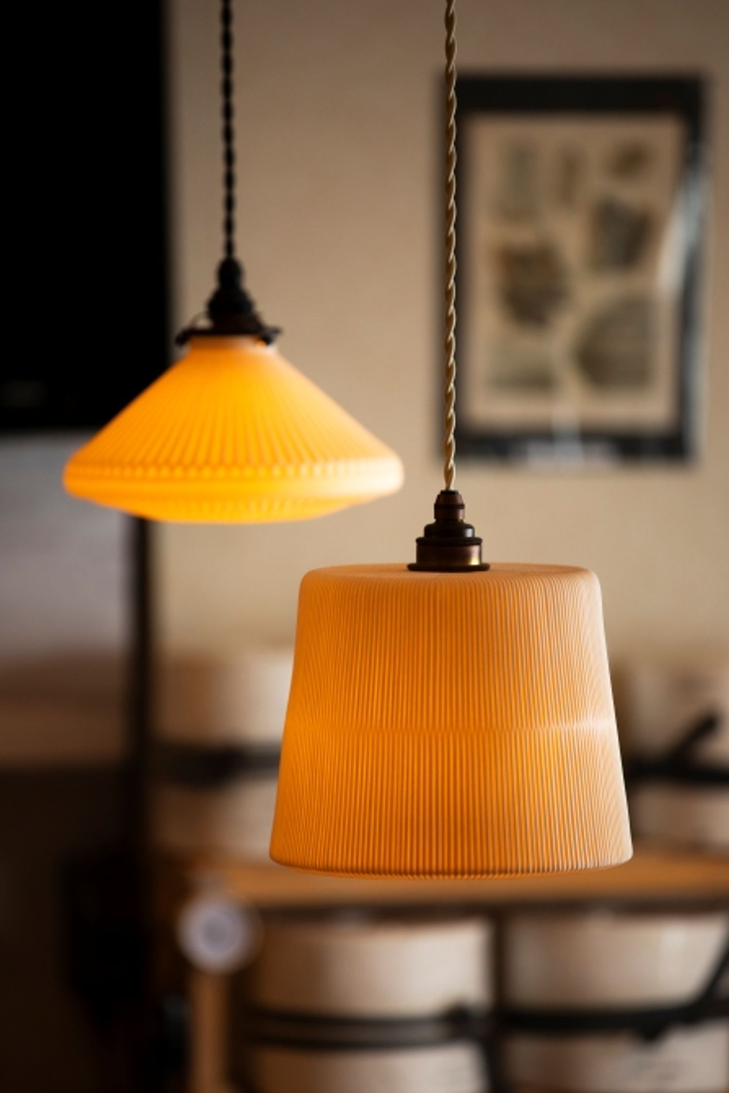 飛松灯器のランプシェード。奥が「Cone M」、手前が「Bucket L」。