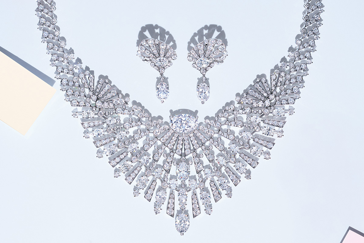 鳥の羽根を模した「カルティエ」のハイジュエリー。完璧なバランスに