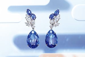 ブルーサファイヤとダイヤモンドの競演がまばゆい「ハリー・ウィンストン」のイヤリング