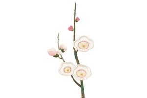 新連載「絹糸に託すいのちの輝き」。日本刺繍作家・草乃しずかさんが生み出す優しい梅