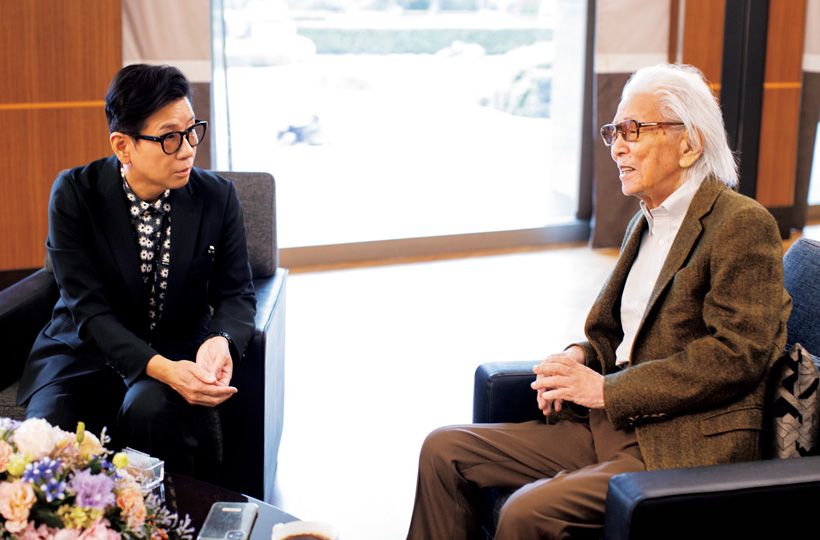 「今日は範宴（はんねん）が師の法然に会うような気持ちで来ました──藤井」お洒落なお二人は自前の衣装でご登場。ジャケットにスニーカーという藤井さんのいでたちについて、五木さんは「全然違うものを調和させている。アーティストの感覚だね」と感心しきり。