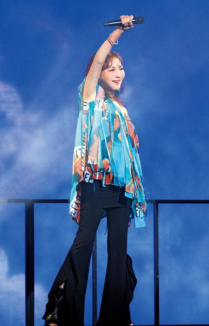 『ANRI LIVE 2025 TIMELY!!』から。水を極力使わない環境に優しい製法で『Timely!!』の写真がプリントされた一着。衣装担当は姪の川島幸美さん。© 小林利史