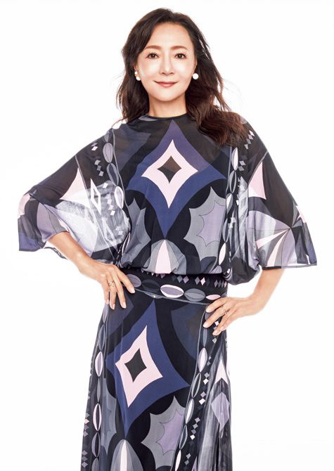 「ステージの上は私にとってパワースポット。不思議とパワフルな自分になれます」 撮影を担当したシンガポール出身のレスリー・キーさんとは、21年来の親交。杏里さんや松任谷由実さんの曲に惹かれ来日したという。 ドレス43万100円／プッチ（コロネット商会）