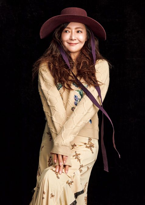 「私というフィルターを通して、日本の音楽が世界で認められる日が来ると信じていた」Spotifyの月間リスナー数約200万人超えを誇る杏里さん。2026年5月にはニューヨーク、ロサンゼルスでの2公演が決定。親しいアーティスト仲間の高中正義さんが25年に行ったロサンゼルス公演も大盛況。今や、日本の実力あるアーティストを世界が認める時代となった。ニット27万5000円　スカート58万1900円　ハット16万600円／すべてエトロ（エトロ ジャパン）