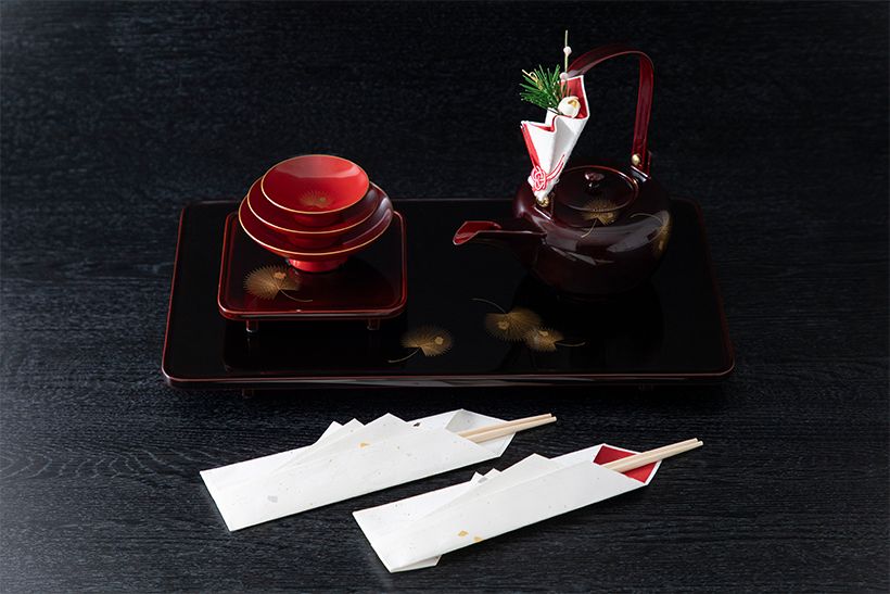 錦織先生がお持ちくださった折形のお屠蘇飾りを前に「いずれは挑戦したいです」と村雨さん。すっかり折形に魅了されたようです。