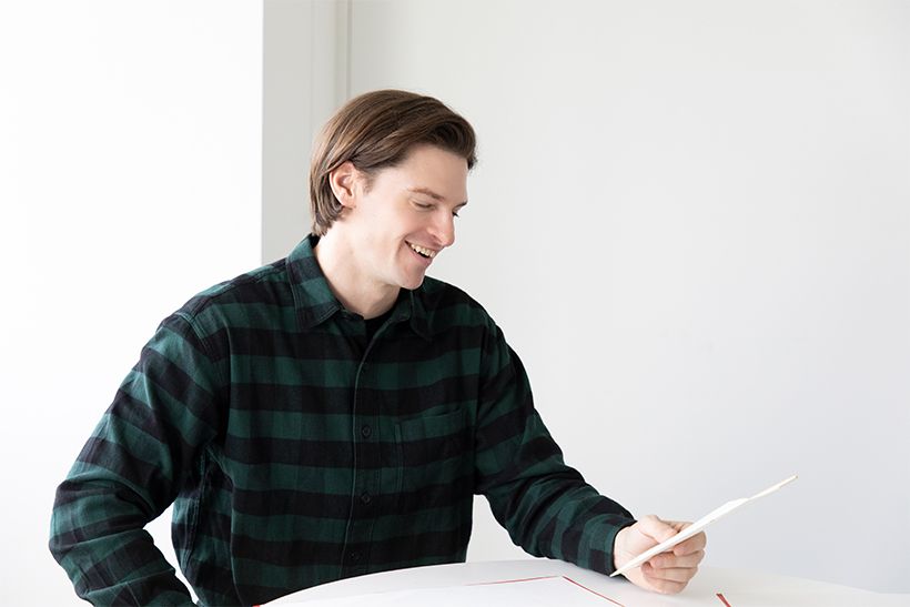 完成した箸袋を眺めご満悦。