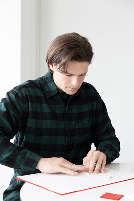 バランスを保ちながら几帳面に紙を折る姿に、村雨さんの真摯な人柄が表れます。