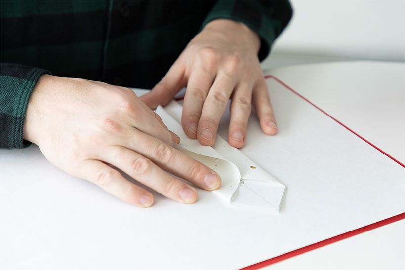 端正に和紙を折る村雨さん。几帳面なお人柄が映し出されるよう。