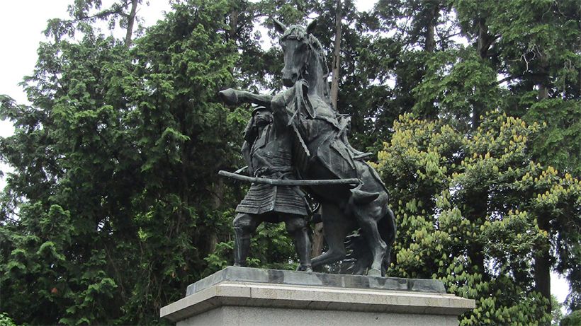 馬を背負った畠山重忠の銅像