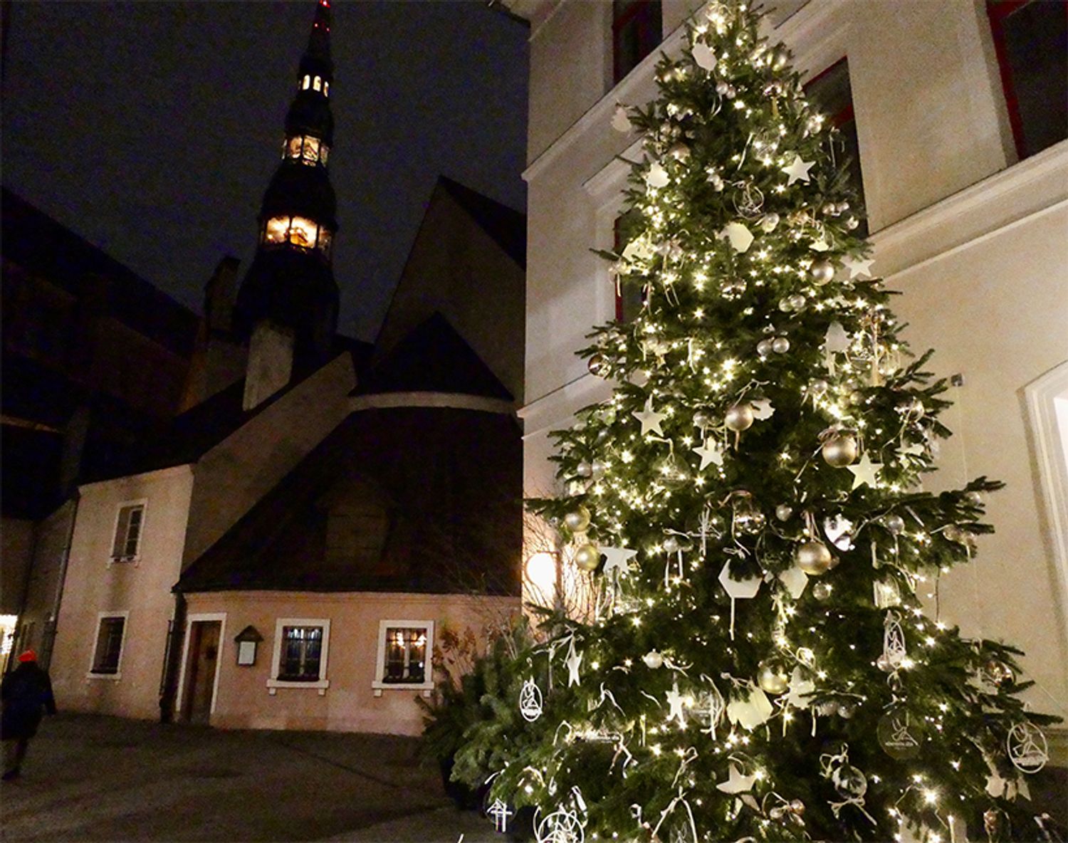 旧市街の石畳の小道は、どこを歩いてもクリスマスの雰囲気が楽しめる。後ろに見えるのは、聖ペテロ教会の塔。クリスマスで彩られた中世の面影を残す街並みは、どこを撮っても素敵。