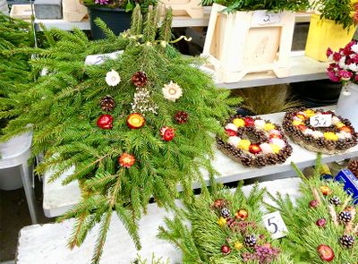 市場で見つけたクリスマス飾り。1本のモミの木の枝にドライの花やフルーツ、松ぼっくりを取り付けた、シンプルなスワッグ。