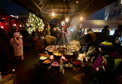 クリスマスマーケットでは、薪火で温められたラトビア伝統料理が大人気。