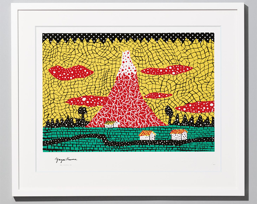 草間彌生が描き続けるモチーフ、富士山。編み目と水玉で表現された夕景