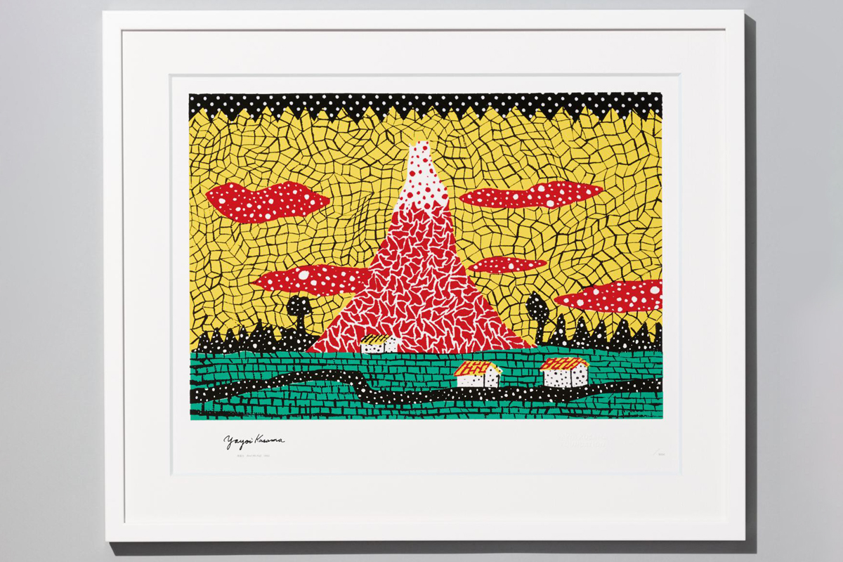 草間彌生が描き続けるモチーフ、富士山。編み目と水玉で表現された夕景