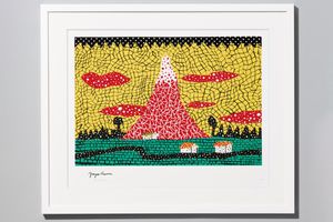 草間彌生が描き続けるモチーフ、富士山。編み目と水玉で表現された夕景の富士