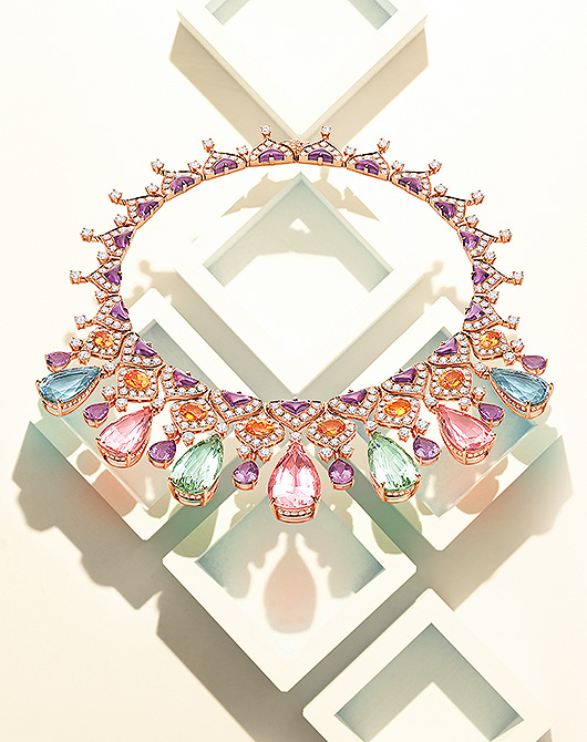 イタリアの陽光を思わせる「ブルガリ」のネックレスは鮮やかさと多幸感