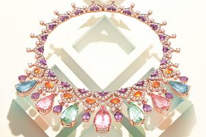 イタリアの陽光を思わせる「ブルガリ」のネックレスは鮮やかさと多幸感に満ちて