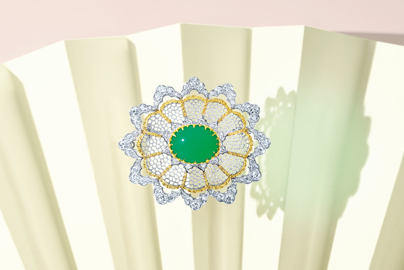 刺繍のように繊細な金細工とヒスイのグリーンに目を奪われる