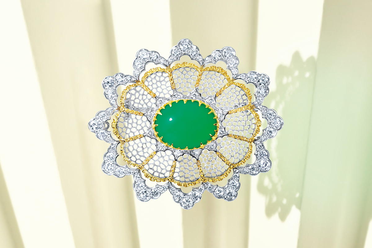 刺繍のように繊細な金細工とヒスイのグリーンに目を奪われる