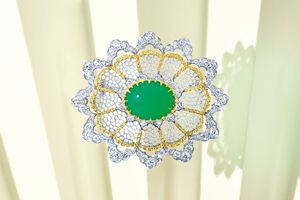 刺繍のように繊細な金細工とヒスイのグリーンに目を奪われる「ブチェラッティ」のブローチ