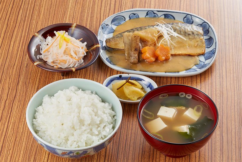 茶碗にしっかり1杯分のご飯と、甘い味付けのおかず。一見ヘルシーな和食でも、糖質量が多い組み合わせ。