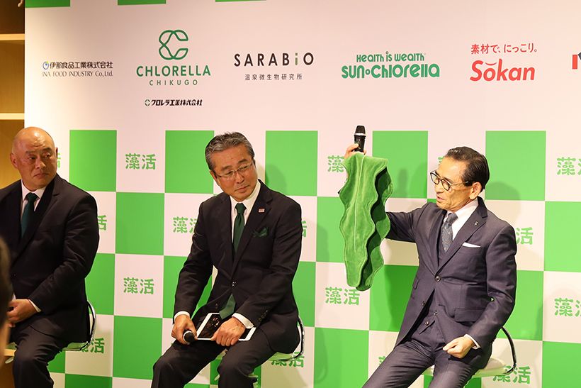 フジッコ社長の福井正一さんは昆布モチーフのマフラーを巻いて登場。「世界中の人に藻を食べてもらいたい」と話しました。