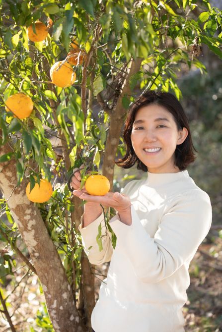 料理人と家政婦の経験で培った技やセンスが光る柔軟なレシピが大好評。2023年、古民家を購入して夫のロマンさんとリノベーションや開墾に奮闘中。3人の子どもと猫2匹、犬1匹と暮らす。