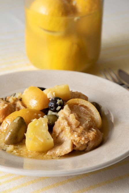 鶏肉とオリーブの塩レモン煮込み。