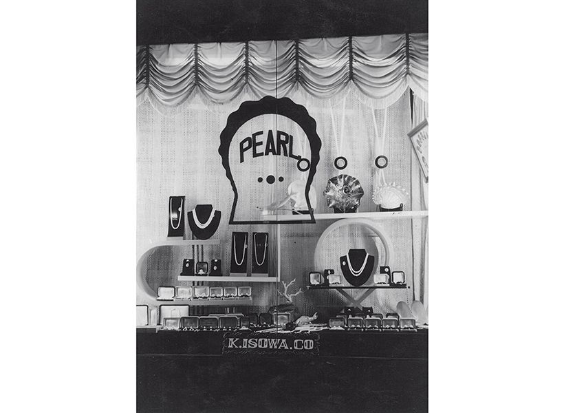 戦後間もない頃と伝えられる神戸の店舗。海外の顧客に向けて英語が用いられたモダンなディスプレイ。