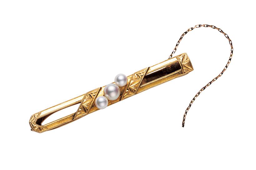ゴールドのバーに3粒のベビーパールをあしらったタイピンは、創業者から3代にわたって受け継がれている。