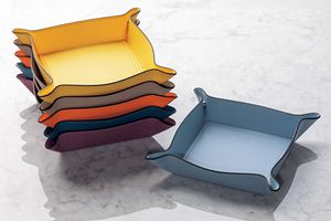 色選びも楽しい！贈り物にぴったりな「ピネッティ」の最高級レザーのトレイ