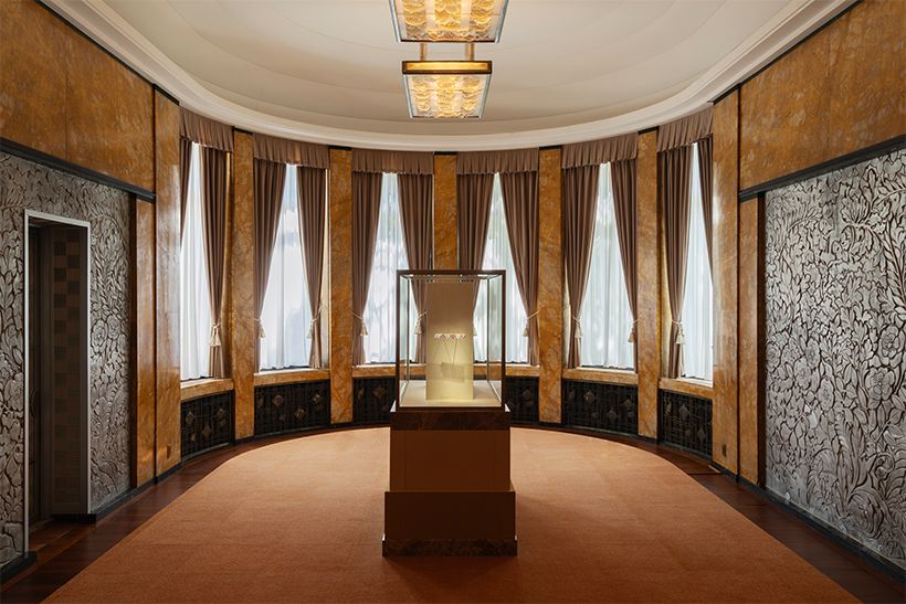 アール・デコ博覧会（現代装飾美術・産業美術国際博覧会）の宝飾部門でグランプリを受賞した《絡み合う花々、赤と白のローズ ブレスレット》が展示された大食堂の空間。